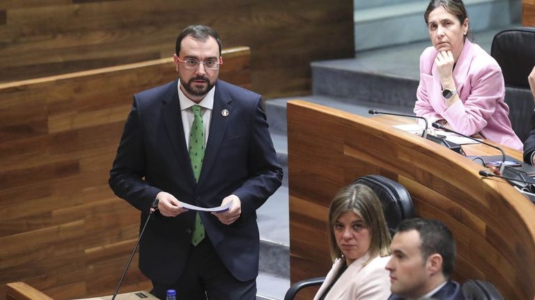 El presidente asturiano, Adrián Barbón, durante su intervención en el pleno de este miércoles en la Junta General del Principado