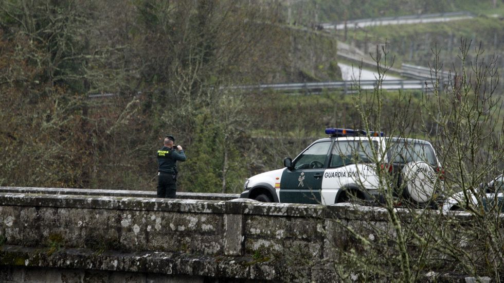 La b�squeda del joven de L�ncara, en im�genes.Jos� Sobrado no logra contener la emoci�n ante la fotograf�a de su hijo Jordi. 