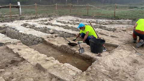 En la actual campaña arqueológica se ha podido comprobar que los muros paralelos del «horreum» de Proendos desenterrados con anterioridad (al fondo de la imagen) se prolongan por debajo del terreno contiguo, que no se había excavado hasta ahora