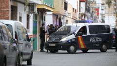Registo de la casa en un barrio de Sevilla donde viva  el yihadista detenido en Marruecos y que presuntamente pretenda atentar en la Semana Santa de Sevilla 