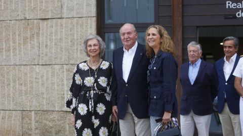 La reina Sofa, el rey Juan Carlos y la infanta Elena, en Sanxenxo, en septiembre del 2019