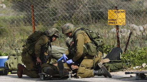 Un soldado espaol de la ONU muri hoy en el Lbano, despus de que Israel y Hizbul se hayan atacado mutuamente en una grave escalada de la violencia en la zona, en la que varios soldados israeles tambin resultaron heridos.