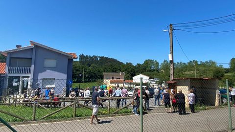 Vecinos de Manzaneda (Goz�n) se concentran delante de su consultorio perif�rico