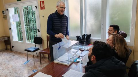 Francisco Conde, diputado del PP en el Congreso, votando en Monforte de Lemos.