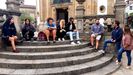 Luis Lpez, con algunos de los participantes en el programa Xacobeando, en la plaza de A Peregrina