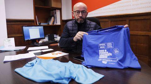 Pepe Araújo, mostrando las camisetas compradas en el año 2019 y en el 2022.