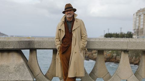 El escritor y académico Arturo Pérez-Reverte, este viernes en el paseo marítimo de A Coruña. 
