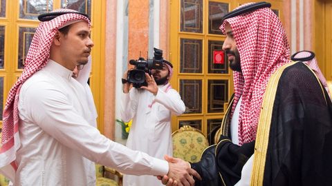 Salah Khashoggi apareci junto al prncipe heredero en el 2018 para respaldar la actuacin del rgimen saud en el caso de su padre