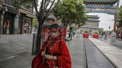 Las mascarillas se han hecho un hueco en los atuendos tradicionales chinos