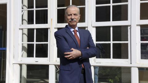 El embajador de Palestina en Espaa, Husni Abdel Wahed, retratado delante de la Facultad de Humanidades de Ferrol