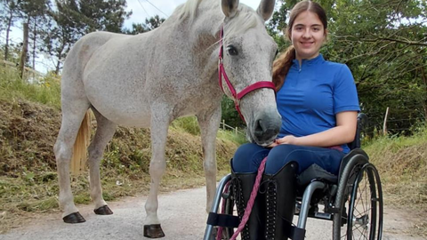 Vicky Gonz�lez tiene 14 a�os y va en silla de ruedas por los s�ntomas incapacitantes de la enfermedad neurol�gica que padece