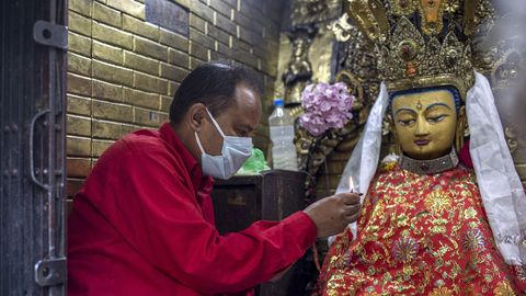  Un sacerdote nepal realiza una adoracin en el templo de Syambhu en Katmand