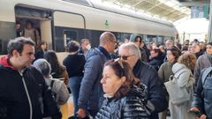 Viajeros esperando para subirse al tren en la estacin de Santiago, este mircoles por la tarde