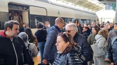 Viajeros esperando para subirse al tren en la estación de Santiago,en noviembre