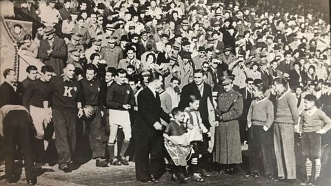 Partido entre el San Lorenzo de Almagro y el Deportivo de La Coruña, que se jugó en Riazor el 27 de enero de 1947, dentro de la gira por España que realizó el San Lorenzo. El resultado final, 0-0. A la izquierda, integrantes del San Lorenzo.
