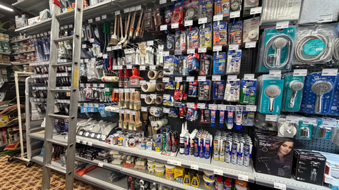 Las estanter�as de la tienda est�n repletas de productos de bricolaje, perfectamente ordenados