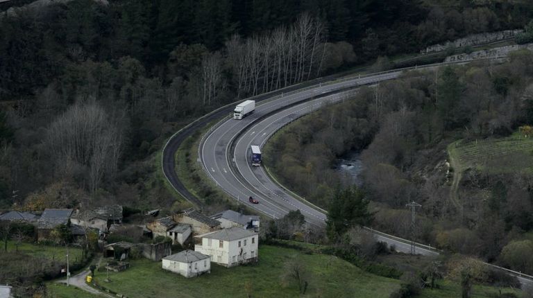 La A-76 seguirá en su mayor parte el trazado de la carretera N-120 (en la foto, un tramo de en el municipio de Quiroga)