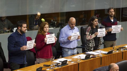 Protesta de Podemos en la Asamblea de Extremadura cotnra el diputado del PP Juan Antonio Morales