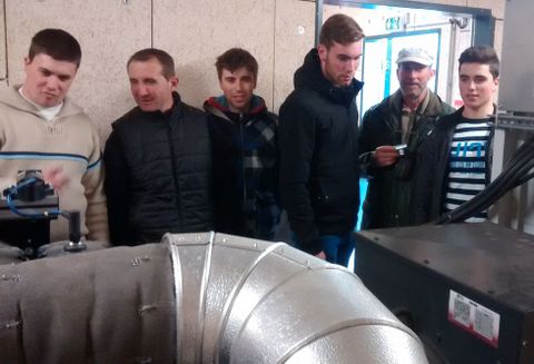 Visita a la planta de biogás por parte de la delegación coristanquesa.