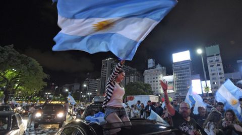 Partidarios de Mauricio Marci celebrando el resultado electoral en Argentina.