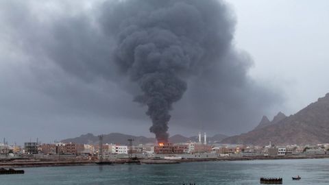 La refinera de Aden arde despus de que se hayan intensificado los bombardeos en las ltimas horas