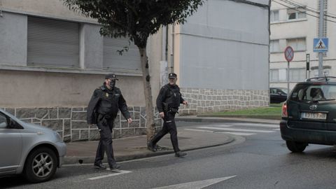 La policía recogiendo pruebas del piso en el que asesinaron a Cristina Cabo, en Lugo