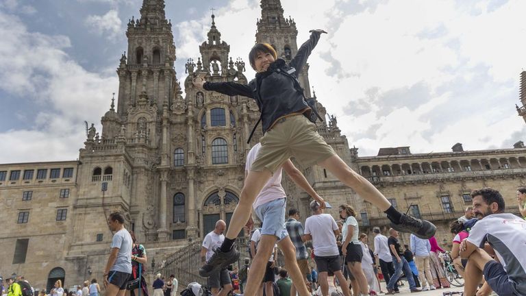 Pirotecnia valenciana para iluminar Santiago como nunca