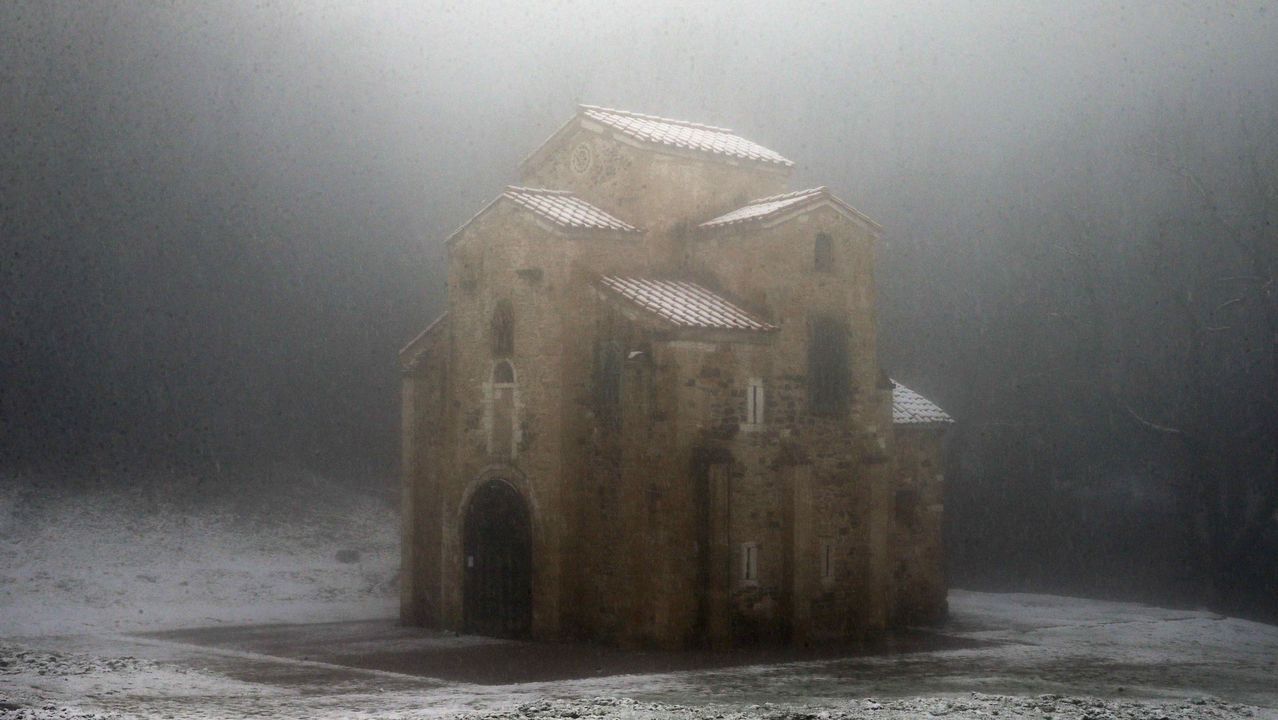 El monumento prerrománico de San Miguel de Lillo durante una nevada.