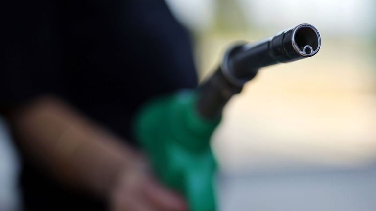 El barril de brent vuelve a subir otro 2 % y supera ya los 107 euros