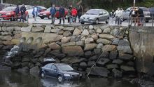 Coche que se precipit al mar en el puerto de Burela