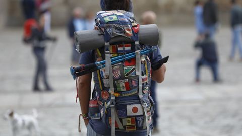 Um peregrino com uma mochila nas costas em Santiago.