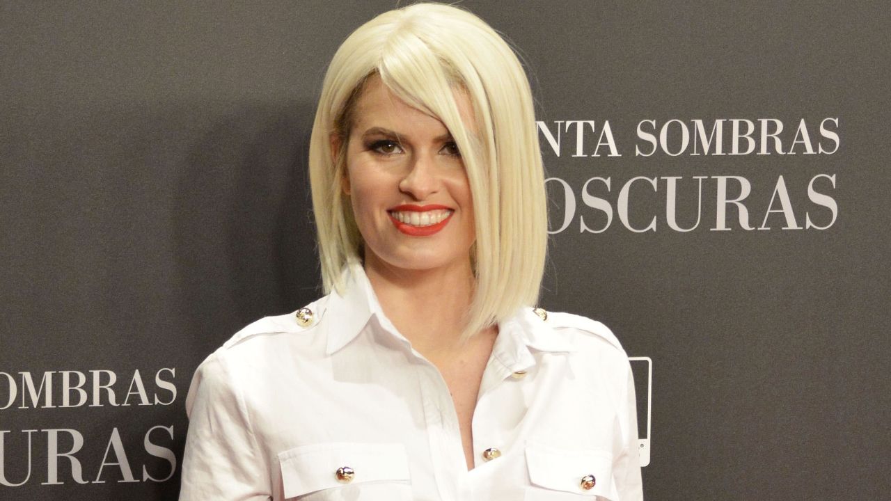 Adriana Abenia: la última famosa que se suma a los desnudos de verano en  busca de notoriedad