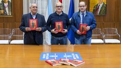 Jos Manuel Lage, Jos Manuel Baltar y Rubn Quintas, con un ejemplar del libro cada uno