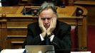 Katrougalos, ministro de Exteriores griego, se agarra la cabeza durante el debate sobre el cambio de nombre de Macedonia