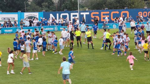 Final del partido en el Oviedo-Ponferradina, con la invasi�n de campo