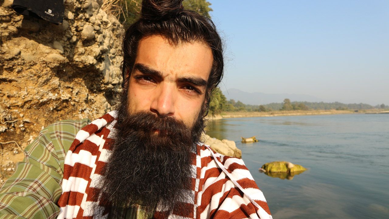 La visin del coronavirus de un asturiano en Shanghi.Hugo Beltrn  a orillas del ro Rapti, en Nepal