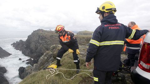 Los bomberos de Ferrol tambin participaron en el operativo de rastreo de la costa en busca de los dos desaparecidos en Meirs