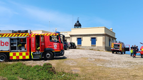 Foto del operativo desplegado en las inmediaciones del faro de cabo Prior.