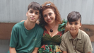 Carmen Antu�a y sus dos hijos
