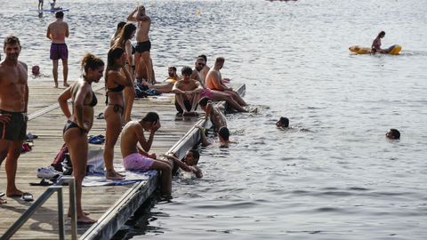 El embalse lleno de gente nadando en Castrelo