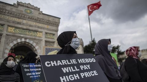Protesta en Estambul ante la nueva publicacin de las caricaturas de Mahoma en Charlie Hebdo