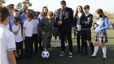 Luis Figo visito el colegio Miraflores