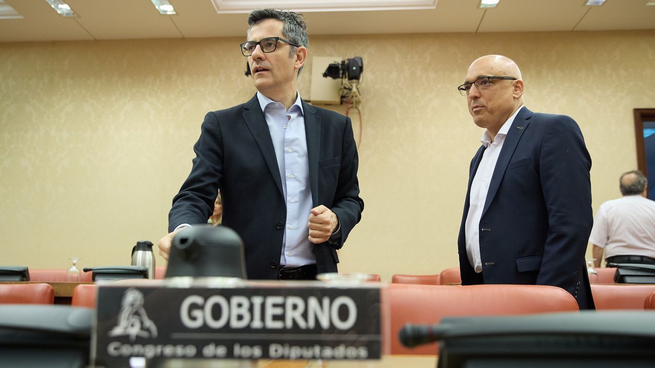 El ministro de la Presidencia, Flix Bolaos, y el secretario de Estado de Relaciones con las Cortes, Rafael Simancas, durante la reunin de la Diputacin Permanente del Congreso de los Diputados este mircoles por la maana.