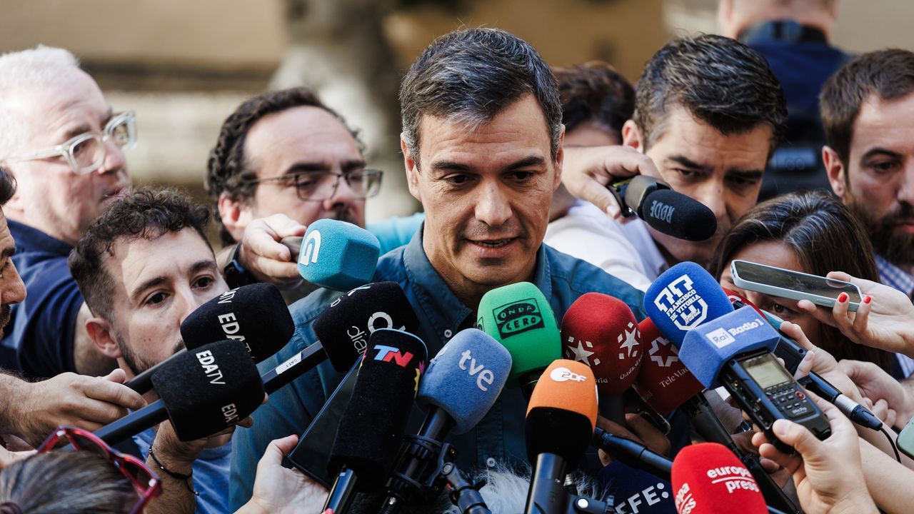 Pedro S�nchez, atiende a los medios despu�s de votar en el Colegio de Nuestra Se�ora del Buen Consejo en Madrid