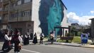 Homenaxe en Sarria a Xela Arias, que xa leva o nome dunha cntrica ra. A familia e Vctor Freixanes descobren un monolito
