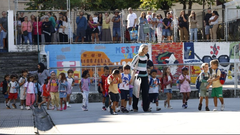 Cientos de ni�os de Infantil y Primaria accedieron al Mestre Vide para dar comienzo al curso 2026/27.