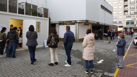 Personas hacen cola en el aparcamiento lateral del Hospital Provincial de Pontevedra para hacerse una prueba PCR covid