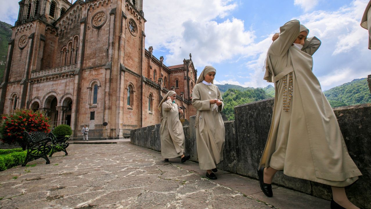 Museo Etnogrfico de Grandas de Salime.Un grupo de monjas del Santuario del Real Sitio de Covadonga