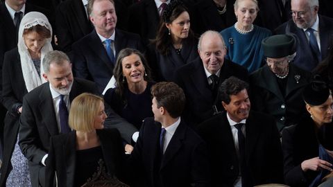 Felipe VI y Letizia, sentados al lado de Juan Carlos en el aniversario de Constantino de Grecia.La ltima vez que Felipe VI y su padre estuvieron juntos fue el pasado 20 de diciembre con motivo del 60 cumpleaos de Elena de Borbn