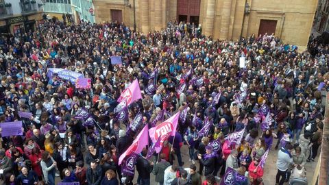 Multitudinaria concentración del 8-M, en la plaza del Ayuntamiento de Oviedo